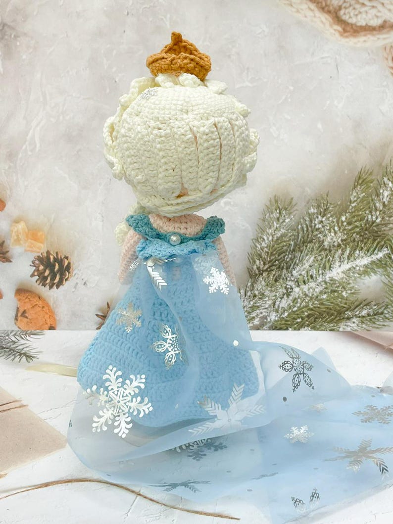 Virkad prinsess Elsa docka: Handgjord Amigurumi Frost Queen bild 13