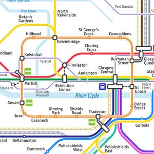 Könnte beinhalten: Ein detaillierter Plan der Glasgow Subway mit farbigen Linien und Stationsnamen. Wichtige Stationen wie Buchanan Street und Kelvinbridge sind markiert, sowie der River Clyde. Das Design ist übersichtlich.