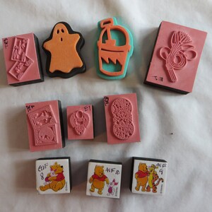 Variété de tampons mousse, Winnie l’ourson, ghost, hémisphères, fleur, France, le statut de la liberté, courrier