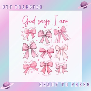 Peut inclure: Un motif de transfert DTF avec le texte "God says I am" en rose, entouré de nœuds roses et de mots inspirants. Les mots incluent "protégé", "unique", "apprécié", "courageux", "fort", "aimé", "important", "puissant" et "précieux".