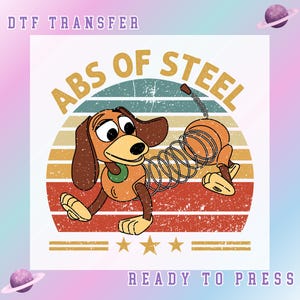 Peut inclure: Un transfert DTF représentant un jouet teckel marron avec un corps en ressort métallique. Le texte ABS OF STEEL est arqué au-dessus d'un arrière-plan coucher de soleil vieilli à rayures horizontales. Trois étoiles dorées sont centrées.