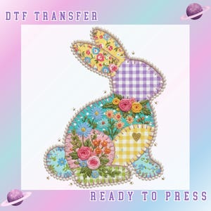Peut inclure: Un motif de lapin patchwork coloré avec des motifs floraux, vichy et en forme de cœur. L'image comprend le texte "DTF TRANSFER" et "READY TO PRESS". Le lapin est bordé d'une bordure perlée sur un fond pastel.