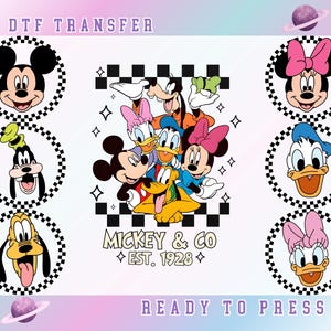 Peut inclure: Une feuille de transfert DTF avec divers personnages Disney, dont Mickey Mouse, Minnie Mouse, Donald Duck et Dingo. Le motif comprend le texte "Mickey & Co. Est. 1928" et les mots "Ready to Press". Le fond présente un motif à carreaux.