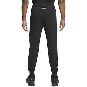 Puede incluir: Pantalones deportivos negros con un corte entallado, con un peque&ntilde;o detalle de texto en la parte superior de la espalda que dice "LIFE OF SYN". Los pantalones tienen una cintura con cord&oacute;n y pu&ntilde;os acanalados en los tobillos. El modelo lleva zapatillas deportivas negras.