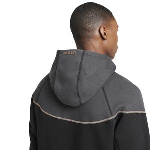Puede incluir: Una sudadera con capucha negra y gris, con el texto "LIFE OF SIN" impreso en la capucha. La sudadera tiene un dise&ntilde;o de bloques de color contrastantes y una capucha con cord&oacute;n.