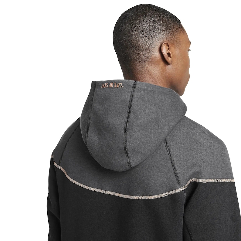 Puede incluir: Una sudadera con capucha negra y gris, con el texto "LIFE OF SIN" impreso en la capucha. La sudadera tiene un dise&ntilde;o de bloques de color contrastantes y una capucha con cord&oacute;n.