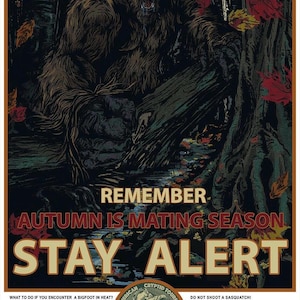 Puede incluir: Póster con una ilustración de Bigfoot en un entorno forestal, con el texto "Remember Autumn is Mating Season, Stay Alert." Incluye consejos y una advertencia contra disparar a Sasquatch.