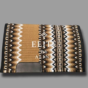 Op de afbeelding: Een rechthoekig paardenzadeldek met een bruin middenpaneel en patronen in zwart, wit en bruin. Het dek heeft de tekst "ELITE by ALINA" in het wit. Onderaan zit een zwart leren patch.