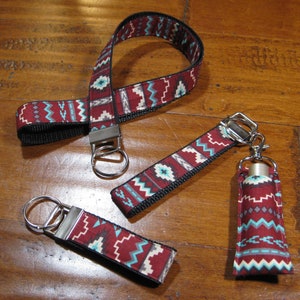Cordino BOHO, cordino in tessuto, porta badge identificativo, cordino azteco rosso, portachiavi, porta badge studente, portachiavi boho, regalo unico, fatto a mano, porta balsamo per labbra