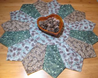 Mantel acolchado con piñas: Mantel reversible tipo plato de Dresde