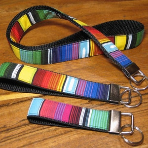 Cordino azteco arcobaleno, portachiavi da polso boho, porta badge ID intrecciato BOHO, portachiavi sud-ovest, porta badge studente, boho, regalo di compleanno