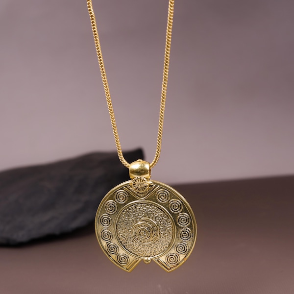 Naszyjnik ze spiralnym złotym wisiorkiem, okrągły wisiorek w stylu plemiennym boho, mosiężny naszyjnik z wyrazistym wzorem, biżuteria etniczna w stylu vintage, minimalistyczny wisiorek w stylu boho