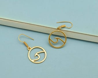 Pendientes colgantes de ondas doradas: Pendientes circulares de latón estilo boho playero