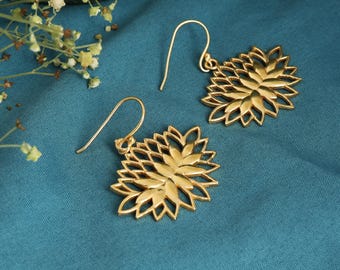 Pendientes colgantes de flor de loto dorada: Joyería bohemia de latón