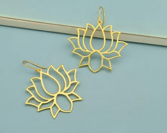Pendientes de latón con flor de loto, pendientes colgantes bohemios chapados en oro, joyería de yoga espiritual, pendientes minimalistas llamativos, regalo para ella.