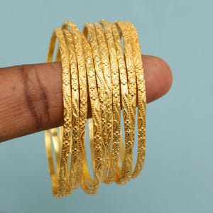 Armringsset i mässing med guldfärgat mönster, bohemiska stapelarmband, tunna guldarmband, texturerat armringsset, handgjorda smycken, present till henne