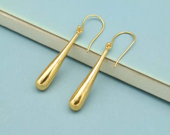 Pendientes colgantes de lágrima dorados: Joyería minimalista de latón con forma de gota de agua.