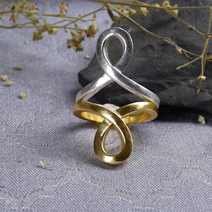 Zweifarbiger Ring, Statement-Ring aus verschiedenen Metallen, Ring halb Gold, halb Silber, Infinity-Ring, individueller Messingring, moderner Boho-Schmuck
