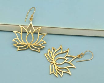 Pendientes colgantes de loto de latón con acabado dorado hechos a mano, joyería espiritual bohemia.