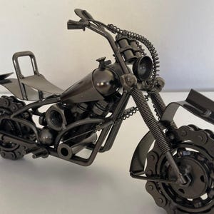 Handgemachtes Metall-Motorrad-Dekor - Rustikale Wohnkultur, einzigartiges Geschenk für Motorrad-Liebhaber, künstlerische Schreibtisch- und Bürodekoration, Einweihungsparty
