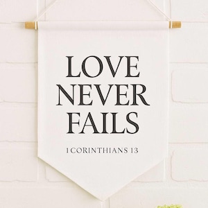 Ostern-Gastgebergeschenk für Familienliebe scheitert nie Wanddekor-Bibel-Vers-Wimpelfahne christliches Hochzeits- oder Einweihungsgeschenk für Glauben Zuhause