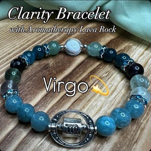 以下が含まれることがあります： 「Clarity Bracelet」と「Virgo」の文字が入ったビーズブレスレット。青、緑、透明のビーズとシルバーカラーのチャームが特徴です。アロマテラピー溶岩石を使用したデザインです。