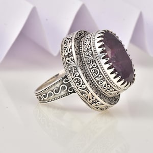 Stor statementring i sterlingsilver 925 med naturlig rubin och ädelsten