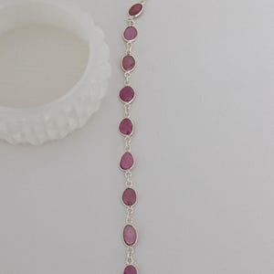 Handgjort armband i 925 sterlingsilver med rosenskuren fasetterad GF-rubin