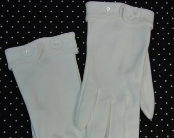 Lovely Pair Vintage White Cotton Shorty Gloves Petite-Small Cuff with Flower and Button