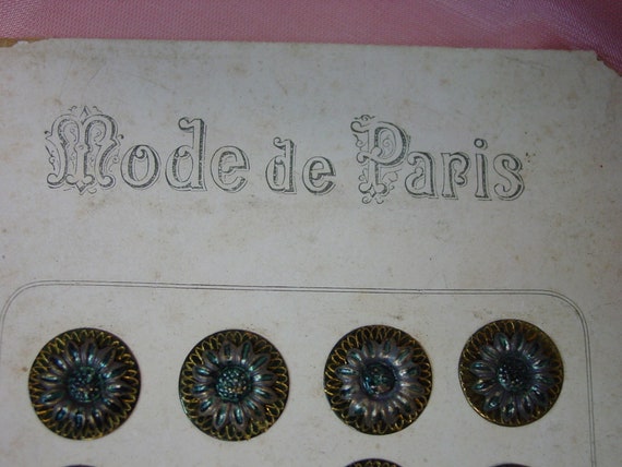 24 Excellent Antique Buttons on Original Mode De Paris Card 11/16