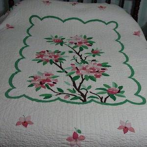 Splendida trapunta vintage con applicazioni fatte a mano e trapuntatura a medaglione, fiori rosa, 74 x 85 pollici. Eccellente!
