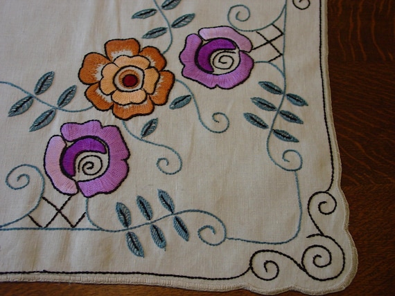 Vintage Embroidered Linen Tablecloth with Applique RBT2768