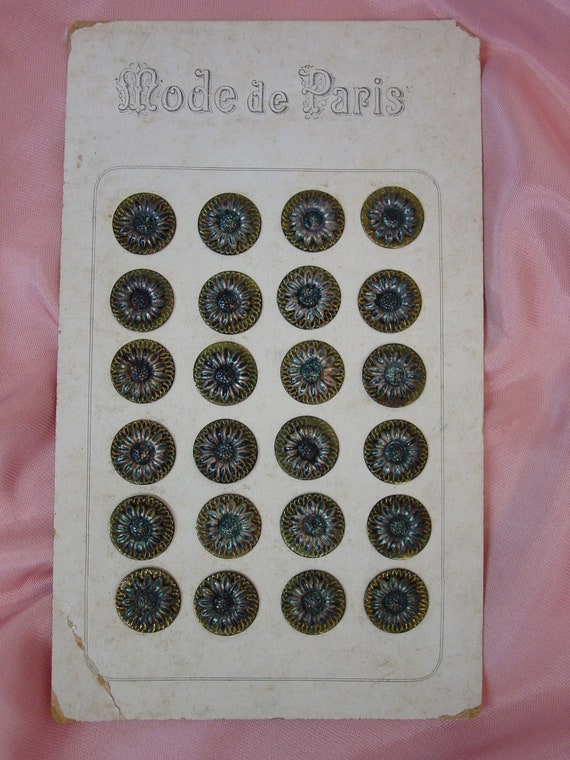 24 Excellent Antique Buttons on Original Mode De Paris Card 11/16