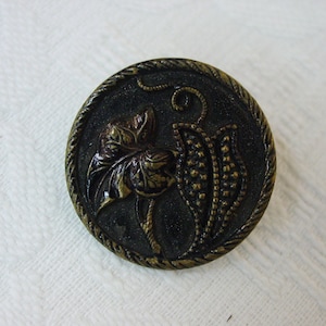 Nice Antique Metal Button Plant Life 1 3/16&quot; Detailed Leaves