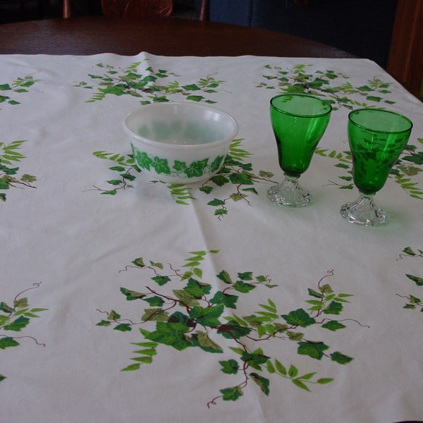 Pretty Vintage Wilendur Tablecloth "Ivy" 42 x 46" Bright Clusters of Green Ivy on White