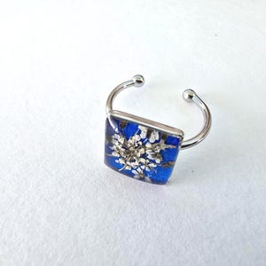 Anel ajustável de aço inoxidável com flores secas e resina azul – Anel floral artesanal – Joias artesanais na França