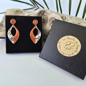 Terracotta and white dangling earrings – Openwork drop in resin and natural paper