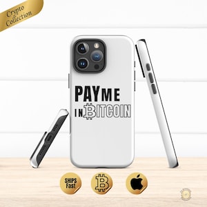 Puede incluir: Funda de teléfono blanca con el texto "PAY ME IN BITCOIN" en negro. La funda se muestra desde múltiples ángulos, incluida una vista lateral. La funda del teléfono tiene un módulo de cámara y botones negros. Las palabras "Crypto Collection" son doradas.