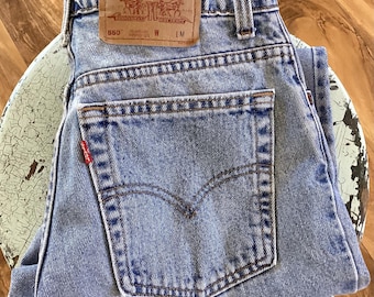 Vintage Levi's 550 Jeans 100% Cotton - Light Wash High Rise - Relaxed Tapered / 9 M - Canada