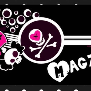 K&ouml;nnte beinhalten: Schwarz-wei&szlig;es Grafikdesign mit Totenkopf und Knochen, einem Herz mit Kreuz und dem Wort "MAGZ" in Herzform. Das Design ist auf schwarzem Hintergrund mit wei&szlig;en Punkten am Rand.