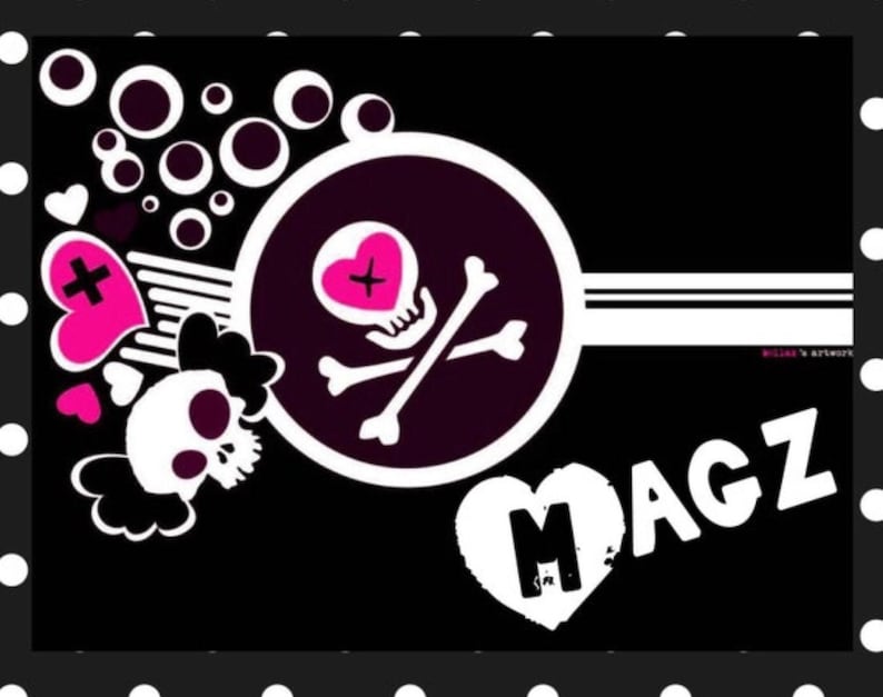 K&ouml;nnte beinhalten: Schwarz-wei&szlig;es Grafikdesign mit Totenkopf und Knochen, einem Herz mit Kreuz und dem Wort "MAGZ" in Herzform. Das Design ist auf schwarzem Hintergrund mit wei&szlig;en Punkten am Rand.