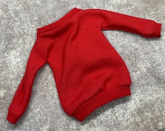 Maglione rosso a spalle scoperte