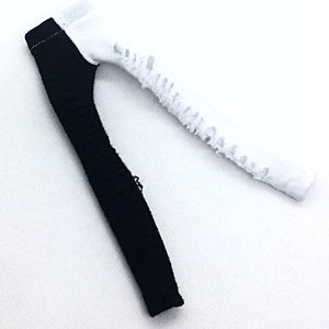 Könnte beinhalten: Eine schwarze und weiße Leggings mit Destroyed-Details. Die Leggings ist aus einem weichen, dehnbaren Stoff und hat eine bequeme Passform.