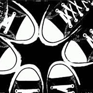 Könnte beinhalten: Eine kontrastreiche schwarz-weiße Grafik mit fünf Turnschuhen, die in einem kreisförmigen Sternmuster angeordnet sind. Jeder Turnschuh zeigt eine abgerundete weiße Zehenkappe, weiße Schnürsenkel und ein dunkles Obermaterial.