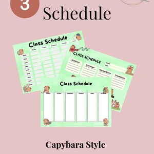 Könnte beinhalten: Drei druckbare Stundenplanvorlagen mit hellgrünem Hintergrund und Capybara-Illustrationen. Der Text "Class Schedule" wird in fetter, schwarzer Schrift angezeigt. Die Worte "Capybara Style" sind ebenfalls sichtbar.