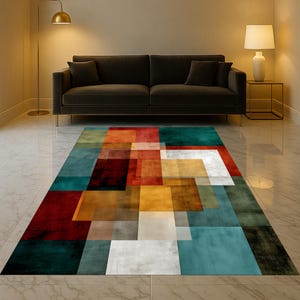 Peut inclure: Un tapis rectangulaire avec un motif géométrique. Le tapis présente des carrés superposés dans des tons de rouge, orange, jaune, sarcelle et blanc. Le tapis est posé sur un sol en marbre devant un canapé marron foncé.