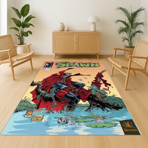 Könnte beinhalten: Rechteckiger Teppich mit einer Comic-Illustration von Spawn. Der Teppich zeigt eine dynamische Szene mit einer Figur in einem roten Umhang, vor dem Hintergrund von Wasser, Seerosen und dem Wort "SPAWN".