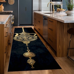 Può includere: Un tappeto runner nero con un design dorato ornato. Il tappeto presenta una grande forma di teiera dorata decorativa nella parte superiore, collegata a una serie di pendenti dorati. Lo sfondo è un tessuto scuro a fantasia. Il tappeto è in una cucina.