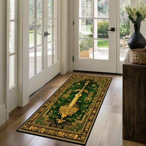 Può includere: Un tappeto rettangolare decorativo verde e oro con un disegno di spada dorata. Il tappeto ha un bordo nero e motivi floreali. Il tappeto è posto su un pavimento in legno davanti a una porta bianca.