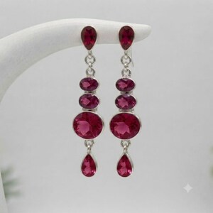 Orecchini pendenti in quarzo rubino, gioielli boho con frange a forma di pera placcati in argento e nappe in pietra preziosa.